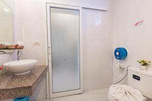 Koupelna v ubytování Kasemsuk Guesthouse SHA Extra plus + 37 fotografií