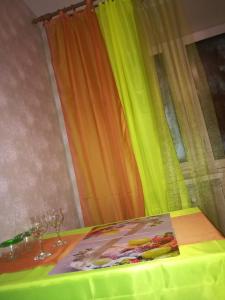 ヨシュカル・オラにあるКвартира в новом домеの緑のテーブルクロスとワイングラス付きのテーブル