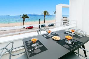 uma mesa de jantar com vista para a praia em Apartment Sirella 2 em Pollença