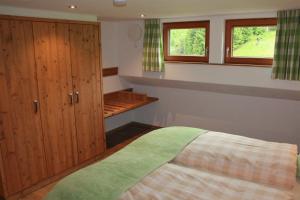 Postel nebo postele na pokoji v ubytování Landhaus Alpenhof