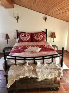 a bedroom with a bed with red pillows and two lamps at Chambre d'Hôtes Casa Mia in Belvédère