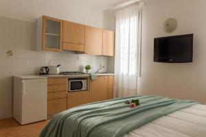 - une petite cuisine avec un lit dans une chambre dans l'établissement La Rosa, à Ferrare