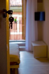 a room with a door latch with a key on the door at Residenza Lisy Rooms Affittacamere in Verbania