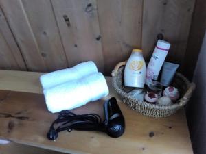 - une étagère en bois avec une serviette et une bouteille de savon dans l'établissement Haus Dilitz-Theiner - Bachblüte, à Nauders