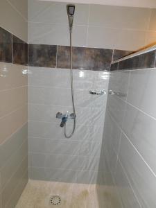 y baño con ducha con cabezal de ducha. en CAP BAY en Cap Skirring