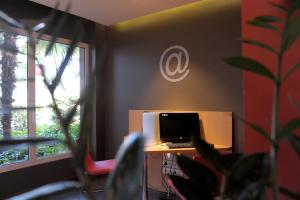 Telewizja i/lub zestaw kina domowego w obiekcie Ibis Cornella