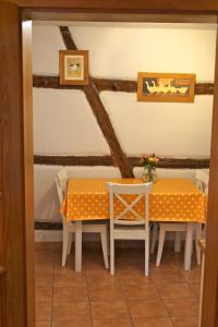 ベーブレンハイムにあるGite de la Vieille Forgeのテーブル(椅子2脚、オレンジのテーブル、椅子付)