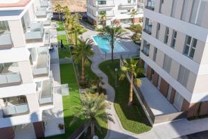 een luchtzicht op de binnenplaats van een gebouw bij El Mirador De Villamartin - La Zenia & Golf in Playas de Orihuela