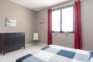 Postel nebo postele na pokoji v ubytování 13 rue de la pyramide Bel Appartement