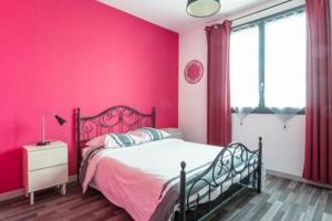Postel nebo postele na pokoji v ubytování 13 rue de la pyramide Bel Appartement