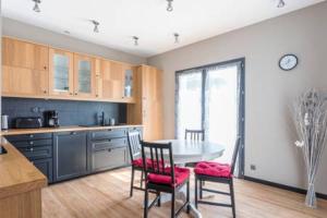 cocina con mesa y sillas en una habitación en 13 rue de la pyramide Bel Appartement, en Mèze