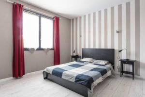 Postel nebo postele na pokoji v ubytování 13 rue de la pyramide Bel Appartement