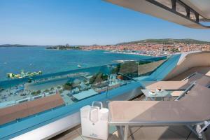 een balkon met uitzicht op het strand en de oceaan bij Apartament M & E in Vodice