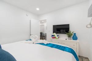 Rúm í herbergi á Stylish 1BR Walk to the Beach 1