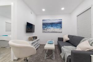 Sjónvarps- og/eða afþreyingartæki á Stylish 1BR Walk to the Beach 1