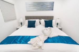 Rúm í herbergi á Stylish 1BR Walk to the Beach 1