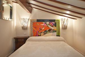 - une chambre avec un lit et une peinture murale dans l'établissement Luxury Penthouse with Terrace, à Florence