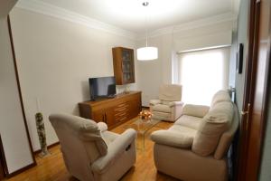 a living room with two chairs and a television at JV40 TURISMO in Logroño