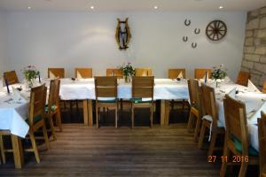 comedor grande con mesa larga y sillas en Gasthof Postkutsche en Motten