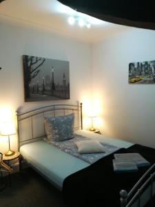 sypialnia z łóżkiem z 2 lampami w obiekcie Royal Guest House II w mieście Viersen