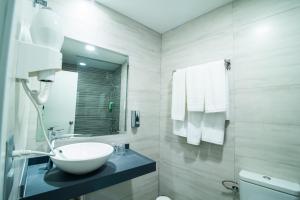 Bilik mandi di Hotel Nomada