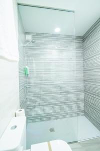 Bilik mandi di Hotel Nomada