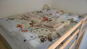un letto con copriletto e insetti sopra. di Studio Husitská 114/74 a Praga