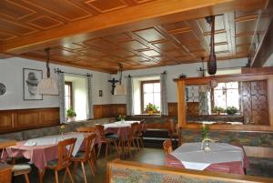 A restaurant or other place to eat at Haus Fischer Nassfeldblick