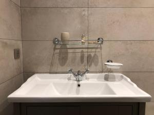 Un lavabo blanco en un baño con espejo. en Exceptionnel, 130 m2, vue aérienne sur Paris, en Ville-dʼAvray 54 fotos más