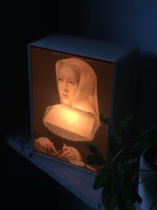 Una foto de una monja con una luz en una caja. en Margaretha's Room, en Malinas