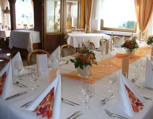イトシュタインにあるGasthof Kernの白いテーブルクロスとワイングラス付きのテーブル