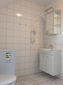 ein Badezimmer mit einem WC, einem Waschbecken und einem Spiegel in der Unterkunft Villa Engstler - Appartments in Velden am Wörthersee