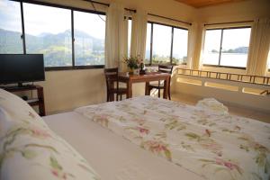 Voodi või voodid majutusasutuse The Views Kandy - 360 Mountain View toas