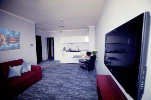 Televízia a/alebo spoločenská miestnosť v ubytovaní Hotel Śląsk