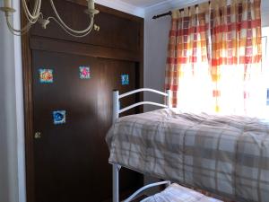 マタラスカニャスにあるCasa DOÑANAのベッドルーム(ベッド1台、窓付)