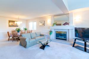 Imagen de la galería de 3 Private, spacious, bright rooms in a Gorgeous house, en New Westminster