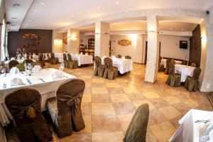 Reštaurácia alebo iné gastronomické zariadenie v ubytovaní Hotel Logos