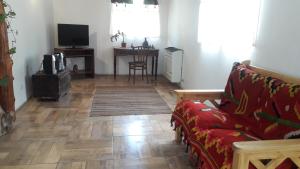 a living room with a couch and a table at El Jarillal Chalet de Montaña a pasos del lago in Lago Puelo +3 photos