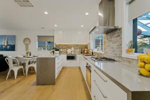 A kitchen or kitchenette at Beach House 41