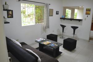 ein Wohnzimmer mit einem Sofa und einem Tisch in der Unterkunft Casa Oasis de colibri in El Zaino