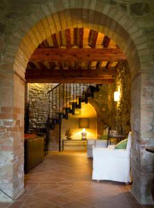 un arco con un sofá blanco en una habitación en Villanovia Country House, en Volterra