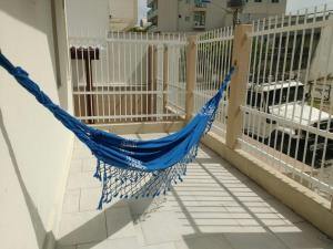 a blue hammock hanging on a balcony at Valentini, 30 mt do mar em Itapema in Itapema