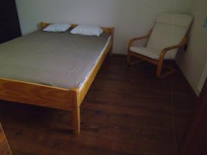 ミシュコルツにあるAulich Apartmanの小さな部屋(ベッド1台、椅子1脚付)