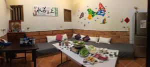 金宁乡背包仓库苏适居的客厅里有一张沙发和一张摆着食物的桌子