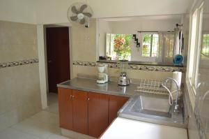 een keuken met een spoelbak en een aanrechtblad bij Casa Oasis de colibri in El Zaino +10 foto's