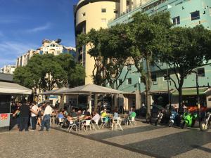 リスボンにある8 Bit Building - Another new studioの傘をさして座る人々