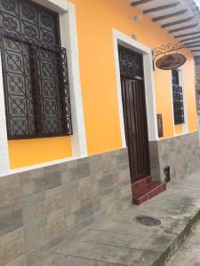 een gebouw met een deur en een raam bij Hostal Rous San Gil in San Gil