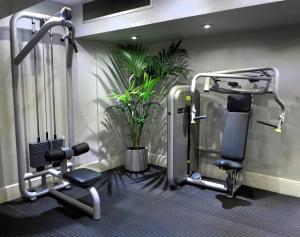 The fitness centre and/or fitness facilities at Queens Hotel & Spa