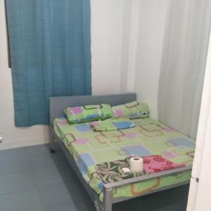 ein kleines Bett in einem Zimmer mit Vorhang in der Unterkunft Angeles City Guesthouse in Angeles