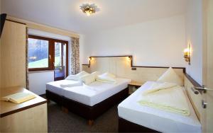 ein Hotelzimmer mit 2 Betten und einem Fenster in der Unterkunft Appartement Alpin in Sölden